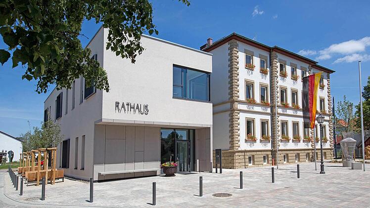 Im großen Sitzungssaal des Michelauer Rathauses erfolgt die Preisverteilung.  Fotos: Klaus Gagel