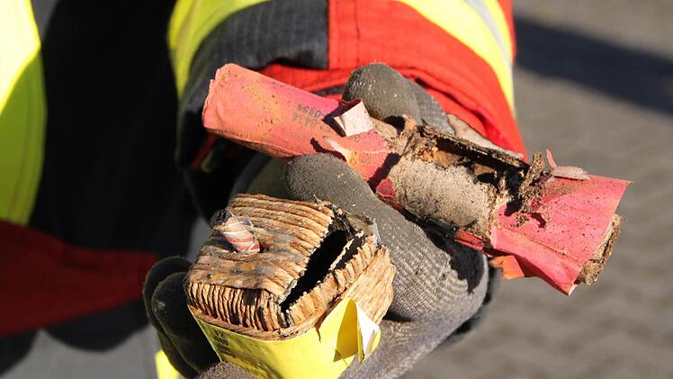 So sehen legale Böller aus, nachdem sie gezündet worden sind. Der illegale Sprengkörper zerbarst in hunderte kleine Fetzen. Foto: Ulrike Müller