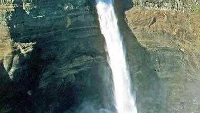 Beeindruckende Naturschauspiele sind bei einem Island-Urlaub an der Tagesordnung wie hier am "hohen Wasserfall" Háifoss.
