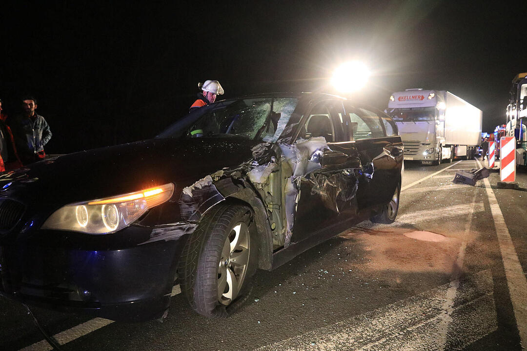 Auto prallt auf B505 gegen Teermaschine