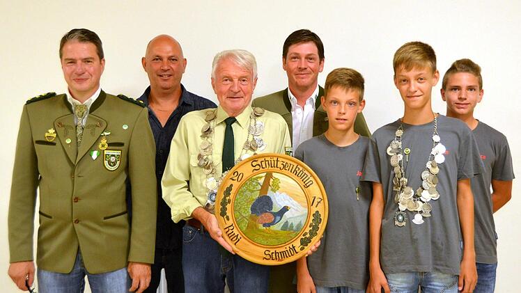 Alexander Wehner (v. l.), Michael Franz (1. Ritter), Schützenkönig Rudi Schmidt, 2. Ritter Hubertus Gleissner, Jugendkönigshaus mit Janis Zimmermann, Jugendkönig Julian Zimmermann und Luca Schmitt. Foto: Peter Rauch