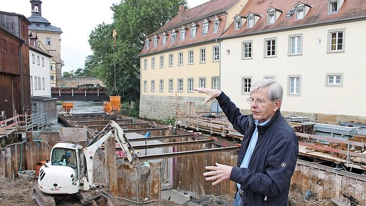 Architekt Heinz Rosenberg erklärt die Baustelle und dass aus dieser wird ununterbrochen Wasser gepumpt wird. Foto: Anna Lienhardt