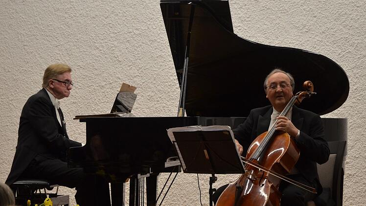 Der Pianist Hans-Dieter Bauer und der Cellist Karlheinz Busch zogen ihr Publikum im renovierten Rathaussaal in Bann.Foto: Rainer Lutz