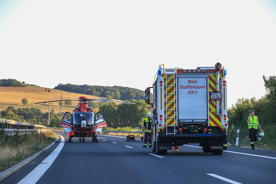 Schwerer Unfall auf A73: Cabrio überschlagen - zwei Menschen schwer verletzt