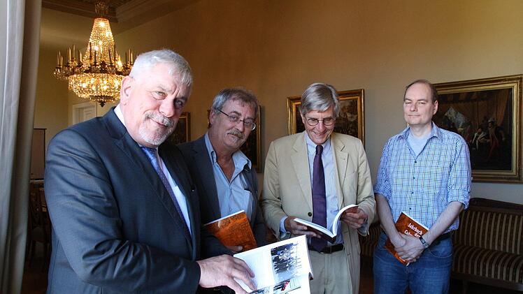 Beiträge zur Coburger Kunst- und Kulturgeschichte präsentiert das Jahrbuch der  Landestiftung. Den neuesten Band stellten Oberbürgermeister Norbert Tessmer und die Autoren Alfred Geibig, Klaus Weschenfeldr und Stefan Borchers (von links) vor.  Carolin Herrmann