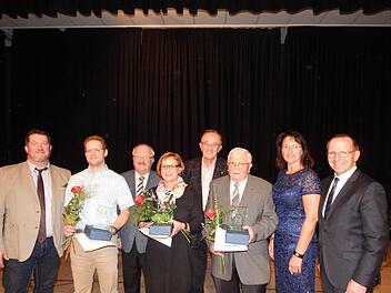 Den Ehrenamtspreisträgern Guy Wiltfang, Christina Gebhardt und Werner Zens (von links mit Blumen) gratulierten Kreisvorsitzender Mario Schmid, stellvertretender Landrat Bernd Steger, Ehrenkreisvorsitzender Karl H. Fick, Bezirksvorsitzende Monika Engelhardt und BLSV-Präsident Jörg Ammon (von links) Horst Wunner
