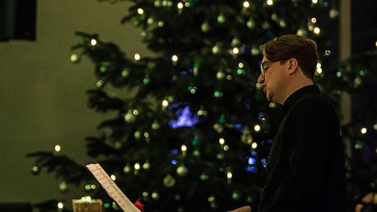 Mitreißend lebendigen Gesang demonstrierte der Coburger Hochschulchor "Die Klangfänger" bei seiner Musik zum Advent unter der Leitung von Moritz Metzner.Foto: Jochen Berger