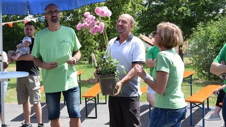 Jeder Gastgeber erhielt als kleines Dankeschön einen Blumenstock. Im Bild überreicht der Vorsitzende Armin Hahn (links) zusammen mit seiner Frau Sabina einen Blumenstock an Gastgeber Hubert Schneider (Mitte), der seinen Garten unter dem Motto "Wein und Meer" präsentierte.  Foto: Horst Conze