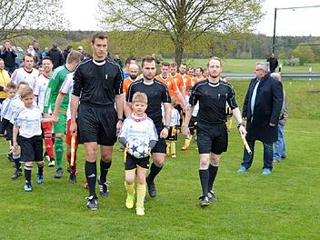 Lehrwart Sebastian Wieber (Mitte, SV Ramsthal) mit seinem beiden Assistenten Erik Prescher (links, SV Ramsthal) und Christian Wolf (DJK Langenleiten) beim Kreispokalfinale in Wollbach. Foto: Alexander Arnold