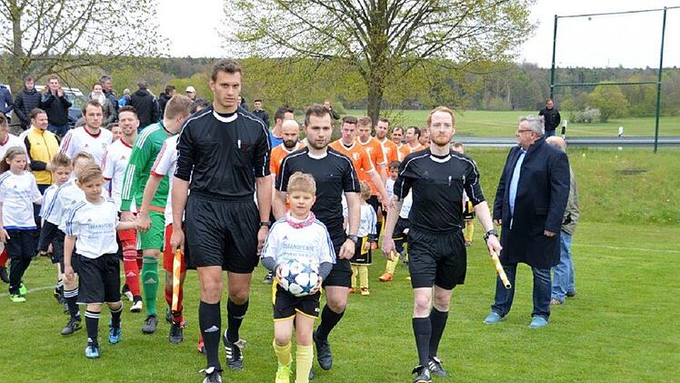 Lehrwart Sebastian Wieber (Mitte, SV Ramsthal) mit seinem beiden Assistenten Erik Prescher (links, SV Ramsthal) und Christian Wolf (DJK Langenleiten) beim Kreispokalfinale in Wollbach. Foto: Alexander Arnold