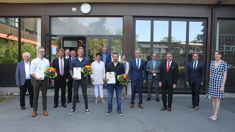 14 Schüler verabschiedet die  Staatliche Fachschule für Bautechnik Kulmbach. Das Bild zeigt die  Offiziellen mit den Schulbesten. Foto: Stephan Stöckel