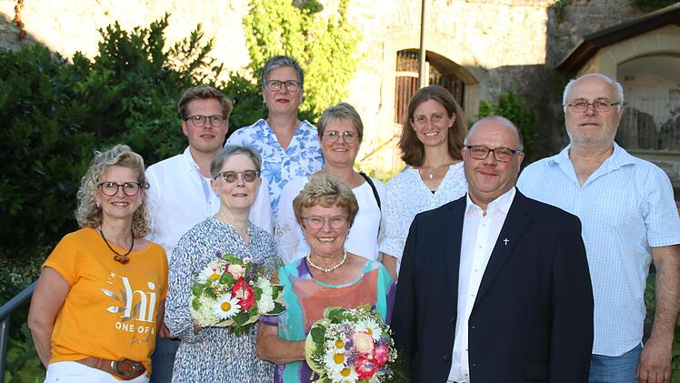 Das Sulzthaler Pfarrgemeindeteam (vorne von links):  Irmina Schießer, Ursula Zimmermann, Christa Keller und Pfarrer Gerd Greier               sowie (hinten, von links) Johannes Büttner, Alexandra Sachs, Ines Neder, Heike Tremer und Hubert Tremer. ...