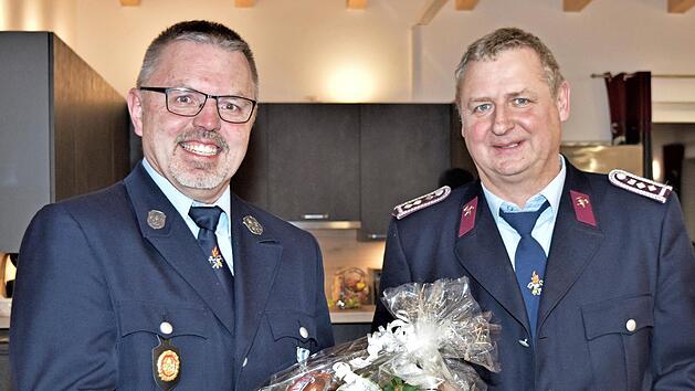 Die guten Beziehungen zwischen den Freiwilligen Feuerwehren wurden auch deutlich, als der Feuerwehr-Kommandant aus Ehrenfriedersdorf, Gunter Lindner (r.), an den Vorsitzenden der Freiwilligen Feuerwehr Ebneth/Hainweiher, Thomas Krappmann, ein Gesc...