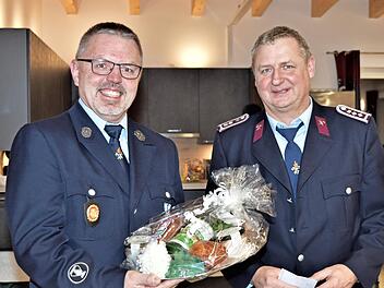 Die guten Beziehungen zwischen den Freiwilligen Feuerwehren wurden auch deutlich, als der Feuerwehr-Kommandant aus Ehrenfriedersdorf, Gunter Lindner (r.), an den Vorsitzenden der Freiwilligen Feuerwehr Ebneth/Hainweiher, Thomas Krappmann, ein Gesc...