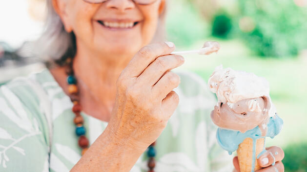 Eis essen, Eiscreme, ältere Frau, alte Frau, Oma, Sommer, Demenz