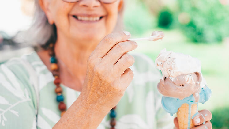 Eis essen, Eiscreme, ältere Frau, alte Frau, Oma, Sommer, Demenz