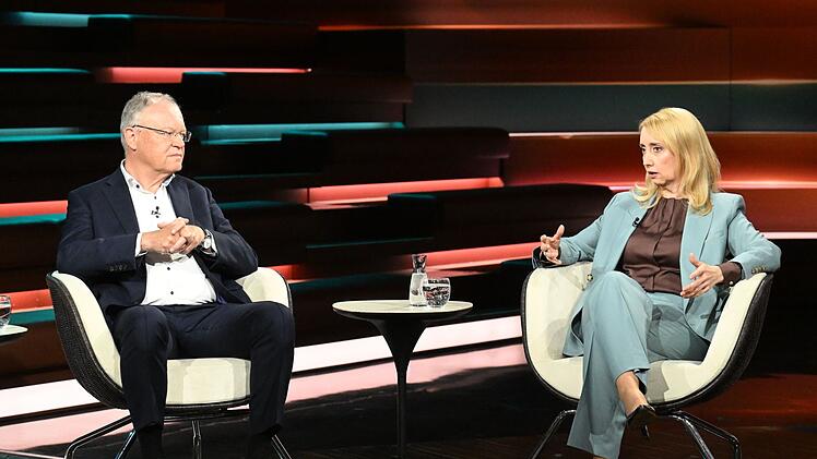 Die Politikexpertin Melanie Amann ordnet bei Lanz das politische Wirken Winfried Kretschmanns und Stephan Weils (l.) ein.
