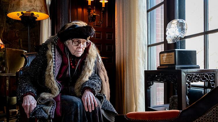 Die Mutter von Harlan (K Callan) hat den coolsten Auftritt im Film.