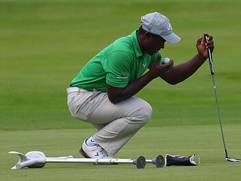 Versetzte die Zuschauer ins Staunen: Manuel De Los Santos spielte am ersten Tag der Bayerischen Meisterschaften für Golfer mit Behinderung auf dem Par-72-Kurs in Maria Bildhausen eine 75er-Runde.  Fotos: Anton Then