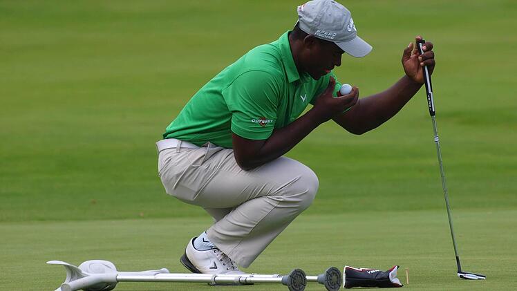Versetzte die Zuschauer ins Staunen: Manuel De Los Santos spielte am ersten Tag der Bayerischen Meisterschaften für Golfer mit Behinderung auf dem Par-72-Kurs in Maria Bildhausen eine 75er-Runde.  Fotos: Anton Then