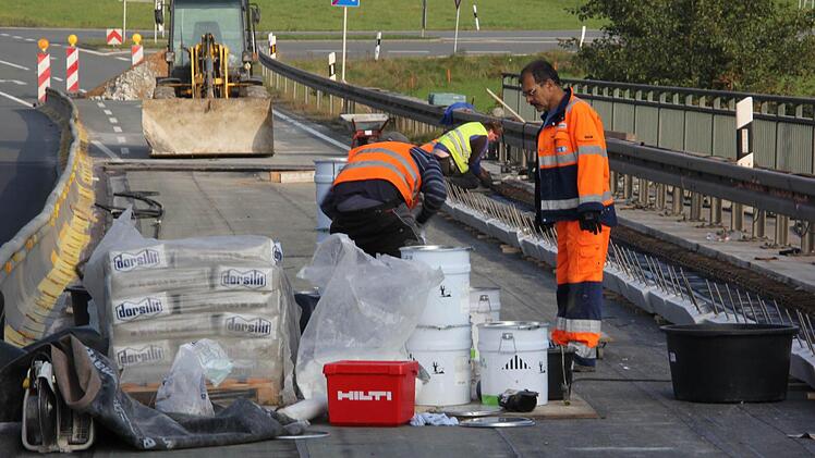 Quarzsand und Epoxyd-Harz lagern an der Baustelle.