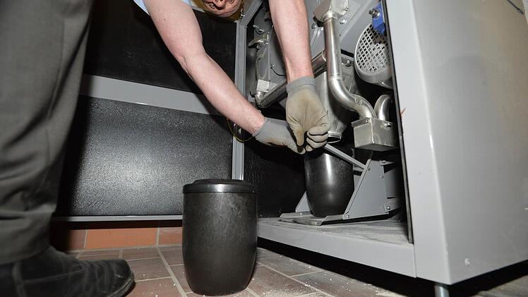 Das gemahlene Aschegranulat wird in eine Urne gefüllt. Foto: Ronald Rinklef