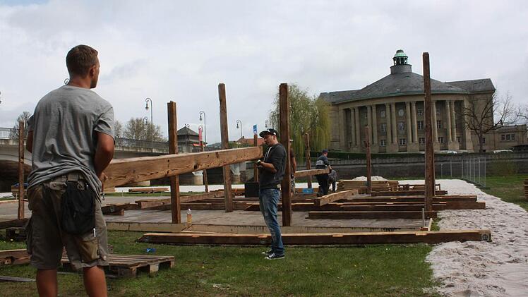 Aufbau am Stadtstrand.  Foto: Robert Huger