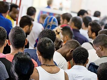 Aus unterschiedlichen Gründen kommen Jugendliche ohne ihre Eltern in Deutschland an. Hier versuchen sie trotz schwerer Traumata, ein neues und besseres Leben zu beginnen. Der Landkreis bereitet sich darauf vor, dass auch ihm weitere zugewiesen werden. Archivbild: Daniel Karmann/dpa