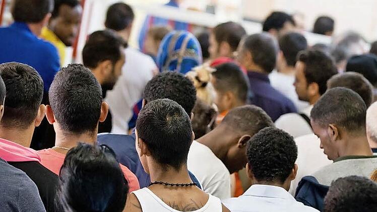 Aus unterschiedlichen Gründen kommen Jugendliche ohne ihre Eltern in Deutschland an. Hier versuchen sie trotz schwerer Traumata, ein neues und besseres Leben zu beginnen. Der Landkreis bereitet sich darauf vor, dass auch ihm weitere zugewiesen werden. Archivbild: Daniel Karmann/dpa