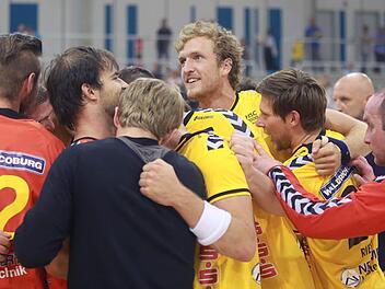 Groß war der Jubel nach der Schluss-Sirene in der HUK Coburg-Arena bei den HSC-Spielern. Fotos: Timo Geldner