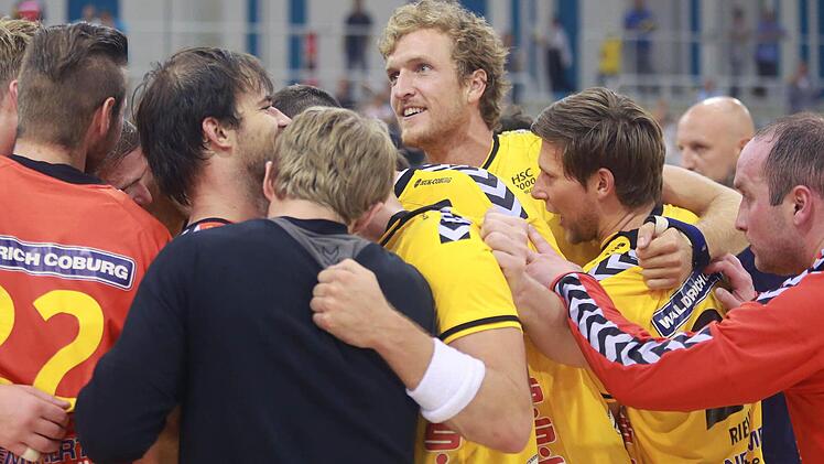 Groß war der Jubel nach der Schluss-Sirene in der HUK Coburg-Arena bei den HSC-Spielern. Fotos: Timo Geldner