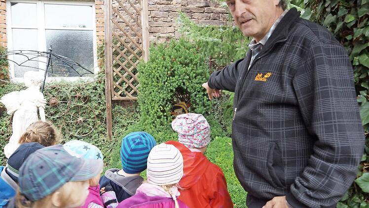 Werner Schlereth zeigt den Kindern Pinocchio zwischen den Büschen.Foto: Arkadius Guzy