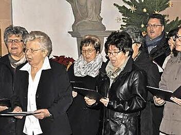 Zu den Interpreten des Weihnachtskonzerts in Aschach zählte auch der Kirchenchor. Foto: Peter Klopf