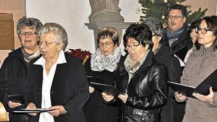 Zu den Interpreten des Weihnachtskonzerts in Aschach zählte auch der Kirchenchor. Foto: Peter Klopf