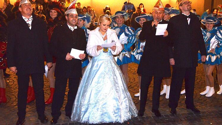 Matthias Bühner (Sitzungspräsident Fidelia Reiterswiesen) und Alexander Pusch (Präsident Reiterswiesen) traten mit ihrer Faschingsprinzesin Michelle I. und den Garden, dem Garitzer BTC Sitzungspräsidenten Christian Rüth und Axel Dürrheimer gegen die Rathausspitzen an. Foto: Peter Rauch