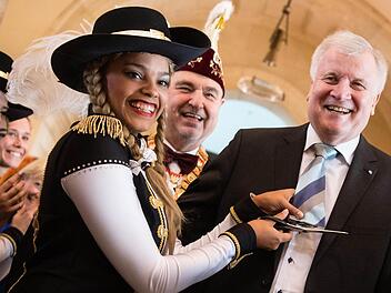 Shanice Jackson vom Coburger Mohr war es vorbehalten, Bayerns Ministerpräsident Horst Seehofer die Krawatte abzuschneiden. Foto: Matthias Balk/dpa
