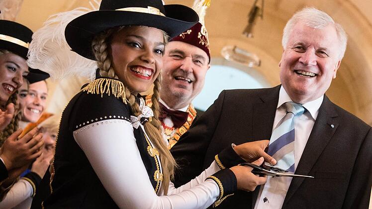 Shanice Jackson vom Coburger Mohr war es vorbehalten, Bayerns Ministerpräsident Horst Seehofer die Krawatte abzuschneiden. Foto: Matthias Balk/dpa