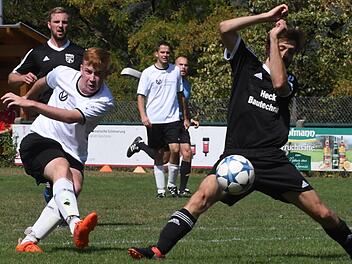 Nüdlingens Justus Müller (rechts) versucht beim 1:4, gegen  Maßbachs Michael Krautschneider zu retten. Es nutzte nichts.Hopf