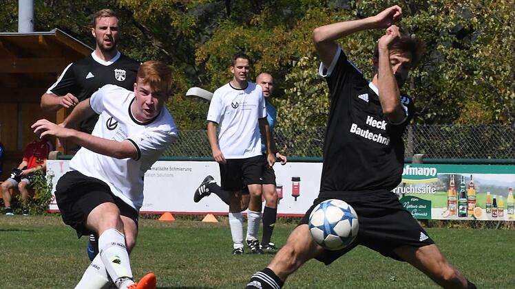 Nüdlingens Justus Müller (rechts) versucht beim 1:4, gegen  Maßbachs Michael Krautschneider zu retten. Es nutzte nichts.Hopf
