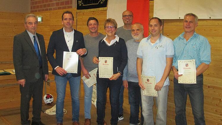 Vereins-Ehrenamtsbeauftragter Georg Stöth (links) dankte für 25 Jahre Treue mit der silbernen Ehrennadel (weiter von links): René Gerner, Bernd Volpert, Maria Kremer, Dirk Volz, Johann und Markus Hofstetter und Karlheinz Manninger . Winfried Ehling