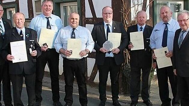 Bezirksgeschäftsführer Robert Fischer, Kreisvorsitzender Wolfgang Schmitt, Laurentius Albert, Georg Trautner, Vorsitzender Michael Schmitt, Rudolf Maier, Erwin Fuchs und Bürgermeister Franz Schmidtlein (v. l.) Foto: privat