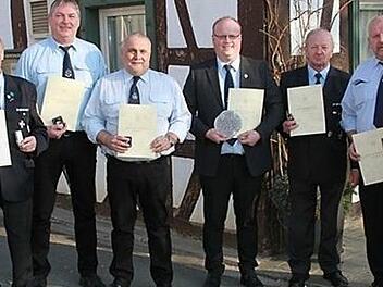 Bezirksgeschäftsführer Robert Fischer, Kreisvorsitzender Wolfgang Schmitt, Laurentius Albert, Georg Trautner, Vorsitzender Michael Schmitt, Rudolf Maier, Erwin Fuchs und Bürgermeister Franz Schmidtlein (v. l.) Foto: privat