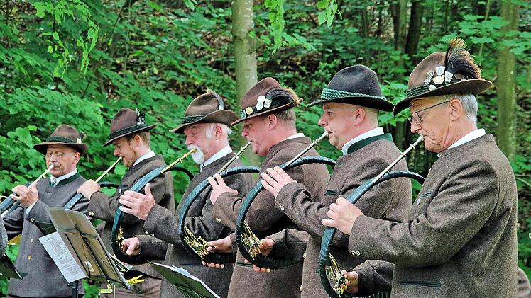 Parforcehorn- und Jagdhornbläser des Jägervereins Bad Kissingen gestalteten  die Hubertusmesse bei der Talkirche musikalisch. Foto: Dieter Britz