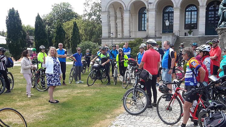 Das Staatsbad war am Nachmittag das vorletzte Etappenziel. Bad Brückenaus Kurdirektorin Andrea Schallenkammer (vorne links) pries die Vorzüge des historischen Schlossparks. Als kleine Aufmerksamkeit erhielten die Tourteilnehmer Freikarten für das Deutsche Fahrradmuseum.Rolf Pralle