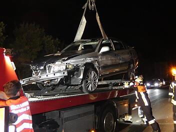 Ein Verkehrsunfall auf der A 70 bei Theres sorgte Donnerstagnacht für eine stundenlange Sperrung. Ein Fahrzeug musste abgeschleppt werden. Der Fahrer wurde leicht verletzt.  Fotos: Christian Licha