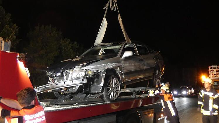 Ein Verkehrsunfall auf der A 70 bei Theres sorgte Donnerstagnacht für eine stundenlange Sperrung. Ein Fahrzeug musste abgeschleppt werden. Der Fahrer wurde leicht verletzt.  Fotos: Christian Licha