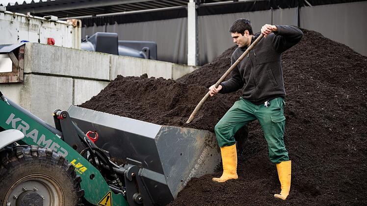 Obwohl er wertvolle Pflanzenstoffe wie Phosphat und Stickstoff enthält, ist der kothaltige Humusdünger bei uns nur auf Versuchsfeldern erlaubt.
