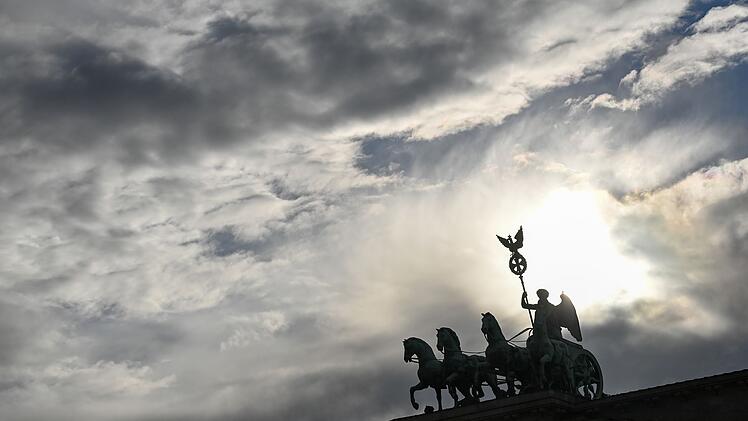 Wolkenhimmel über dem Brandenburger Tor