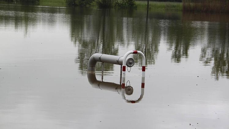 Dort, wo die Löschwasserstelle ist, ist am Badesee üblicherweise das Ufer.