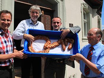 Schlüsselübergabe am Heimatspielhaus.